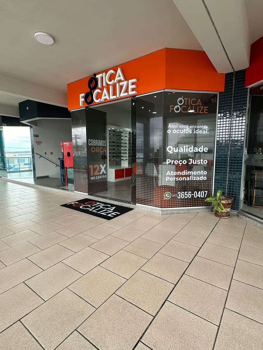 Entrada da Ótica Focalize no corredor do shopping